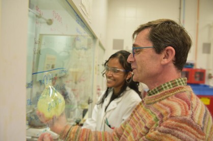 Charles Cougnon, CNRS Research Director at the Moltech-Anjou Laboratory, and Sarah Couppoussamy, PhD student. Charles Cougnon, CNRS Research Director at the Moltech-Anjou Laboratory, and Sarah Couppoussamy, PhD student.