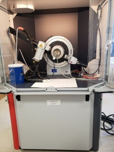 Diffractomètre D8 ADVANCE pour poudres avec détecteur rapide LYNXEYE (Bruker) et chambre de température TTK450 (-193 °C à +450 °C) (Anton Paar)
